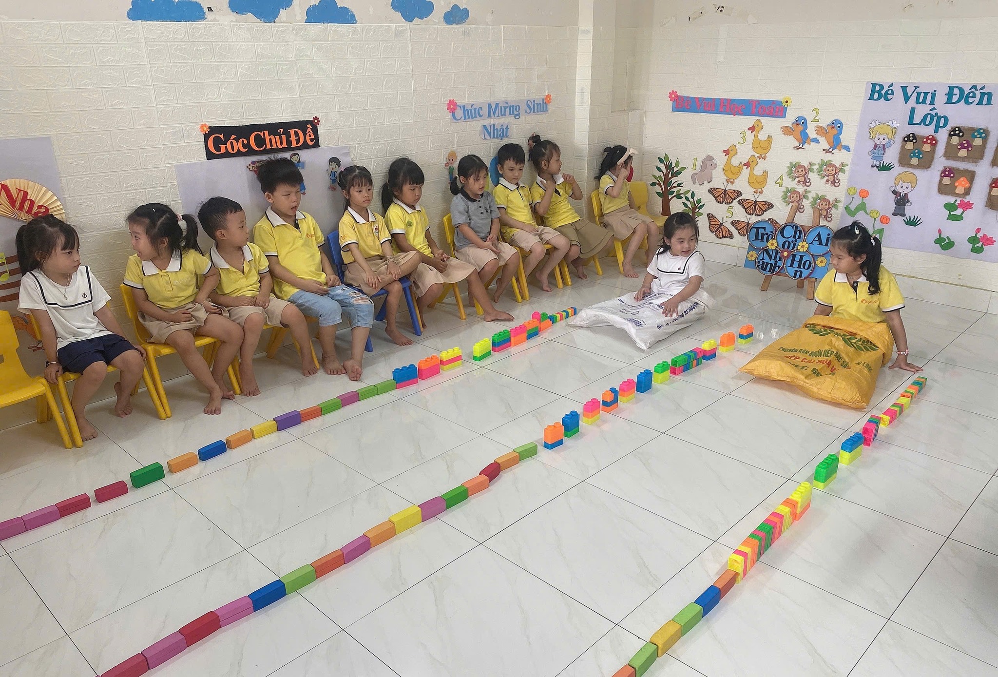 Hào hứng tham gia trò chơi nhảy bao bố tại Trường Mầm Non Thiên Ân