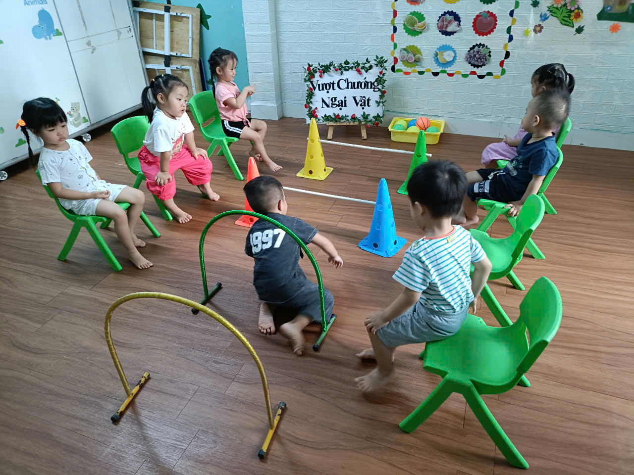 Bé hào hứng với trò chơi chui qua vòng tròn tại Trường Mầm Non Thiên Ân