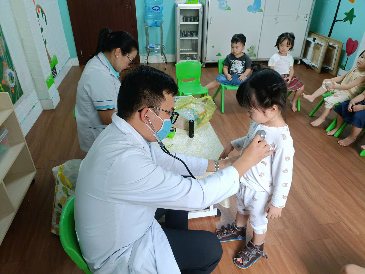 Kiểm tra sức khỏe định kỳ – Chăm sóc toàn diện cho trẻ tại Trường Mầm Non Thiên Ân